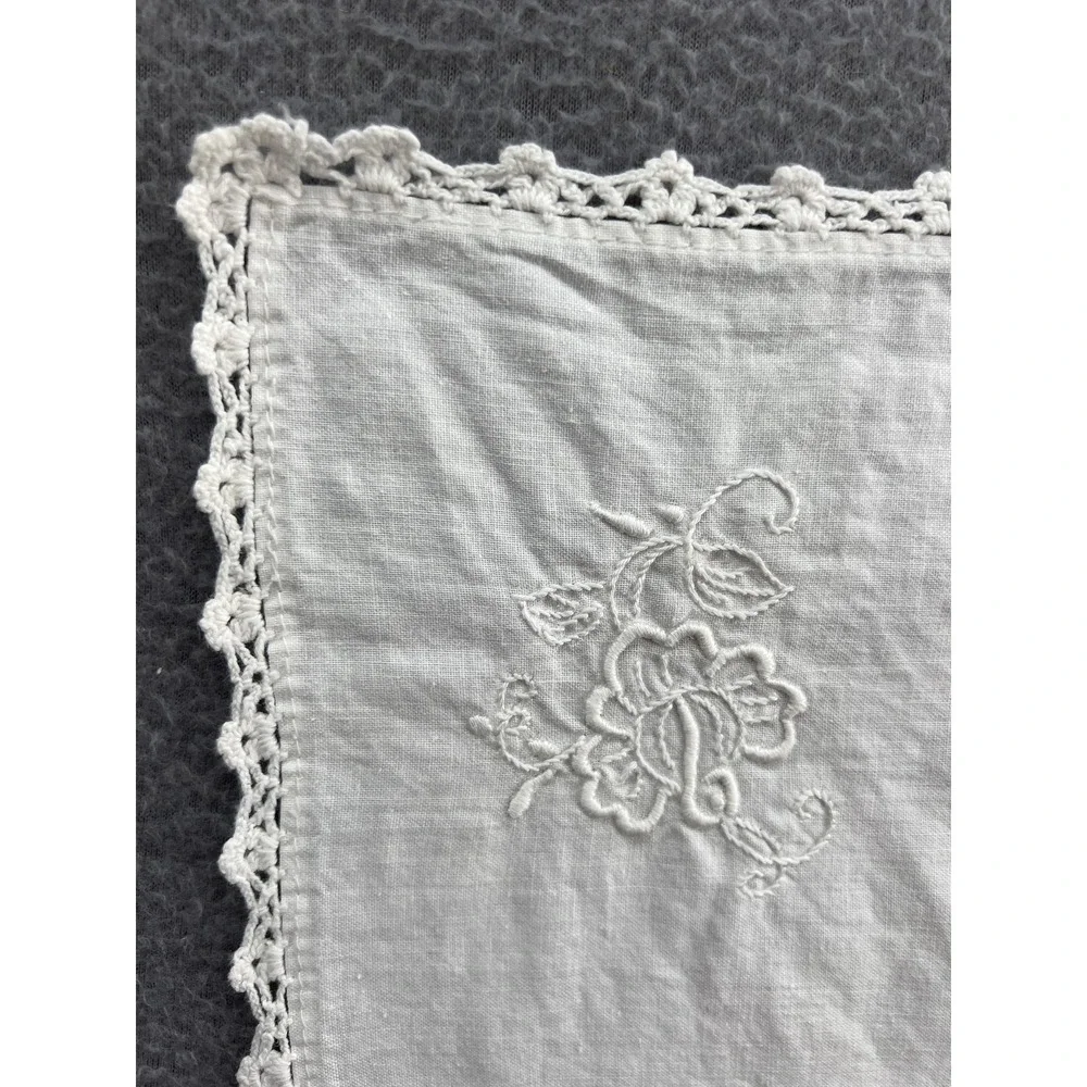 Lillian Vernon White Cotton Napkins Set of 4 Floral Embroidery Crochet Lace Trim